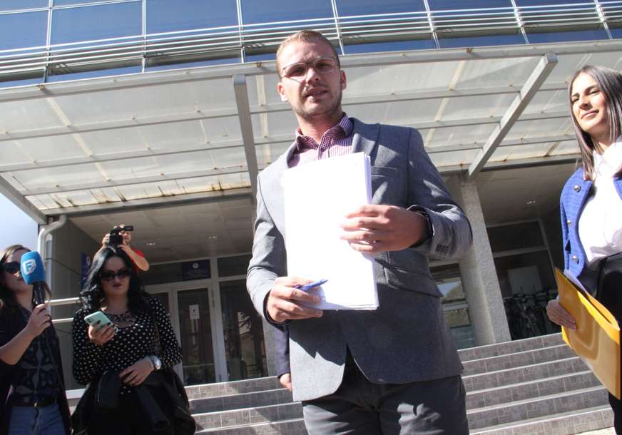 Stanivuković podnosi prijavu tužilaštvu – “U UKC kiseonik isporučuje firma koja ima dozvolu samo za tehnički gas” Stanivuković podnosi prijavu tužilaštvu – “U UKC kiseonik isporučuje firma koja ima dozvolu samo za tehnički gas”