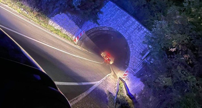 Navijači presreli automobil sudije Topalovića i zapalili ga bakljama nakon utakmice u Mostaru Navijači presreli automobil sudije Topalovića i zapalili ga bakljama nakon utakmice u Mostaru