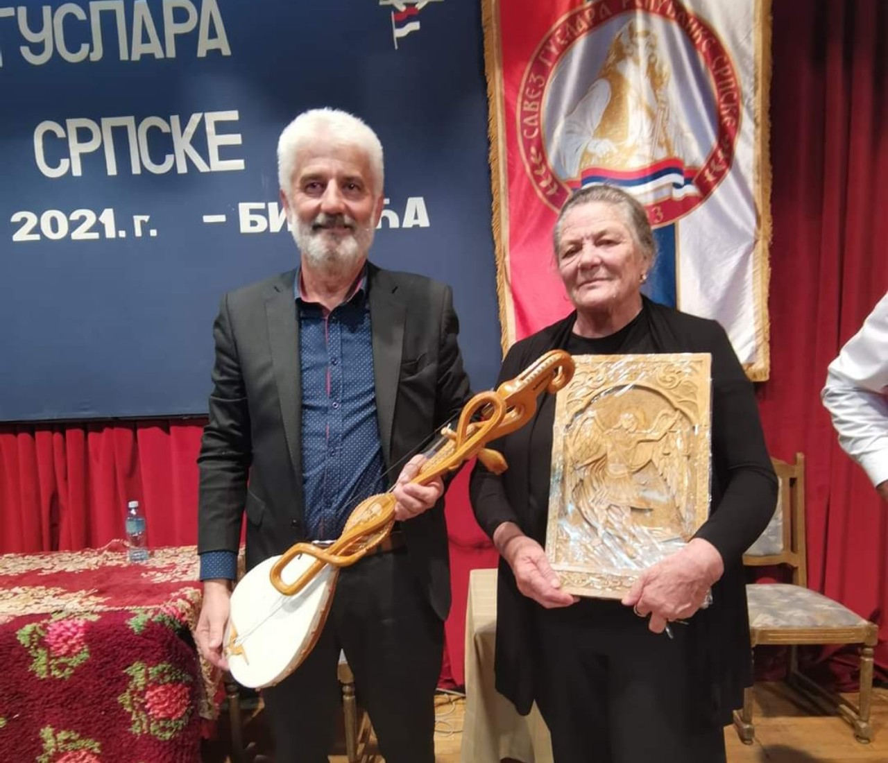 Novki Trklji, najvećem prijatelju guslara uručen poklon od Saveza guslara RS Novki Trklji, najvećem prijatelju guslara uručen poklon od Saveza guslara RS