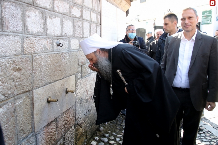 Patrijarh Porfirije i episkopi prošetali do Stare crkve u pratnji brojnog naroda, boravili i u haremu Gazi Husrev-begove džamije (FOTO) Patrijarh Porfirije i episkopi prošetali do Stare crkve u pratnji brojnog naroda, boravili i u haremu Gazi Husrev-begove džamije (FOTO)