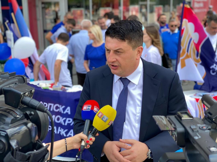 Radović poručio Dodiku: Izvršni komitet SNSD-a ne može sebi dati pravo da narod postavi kao štit za vaše lične interese Radović poručio Dodiku: Izvršni komitet SNSD-a ne može sebi dati pravo da narod postavi kao štit za vaše lične interese