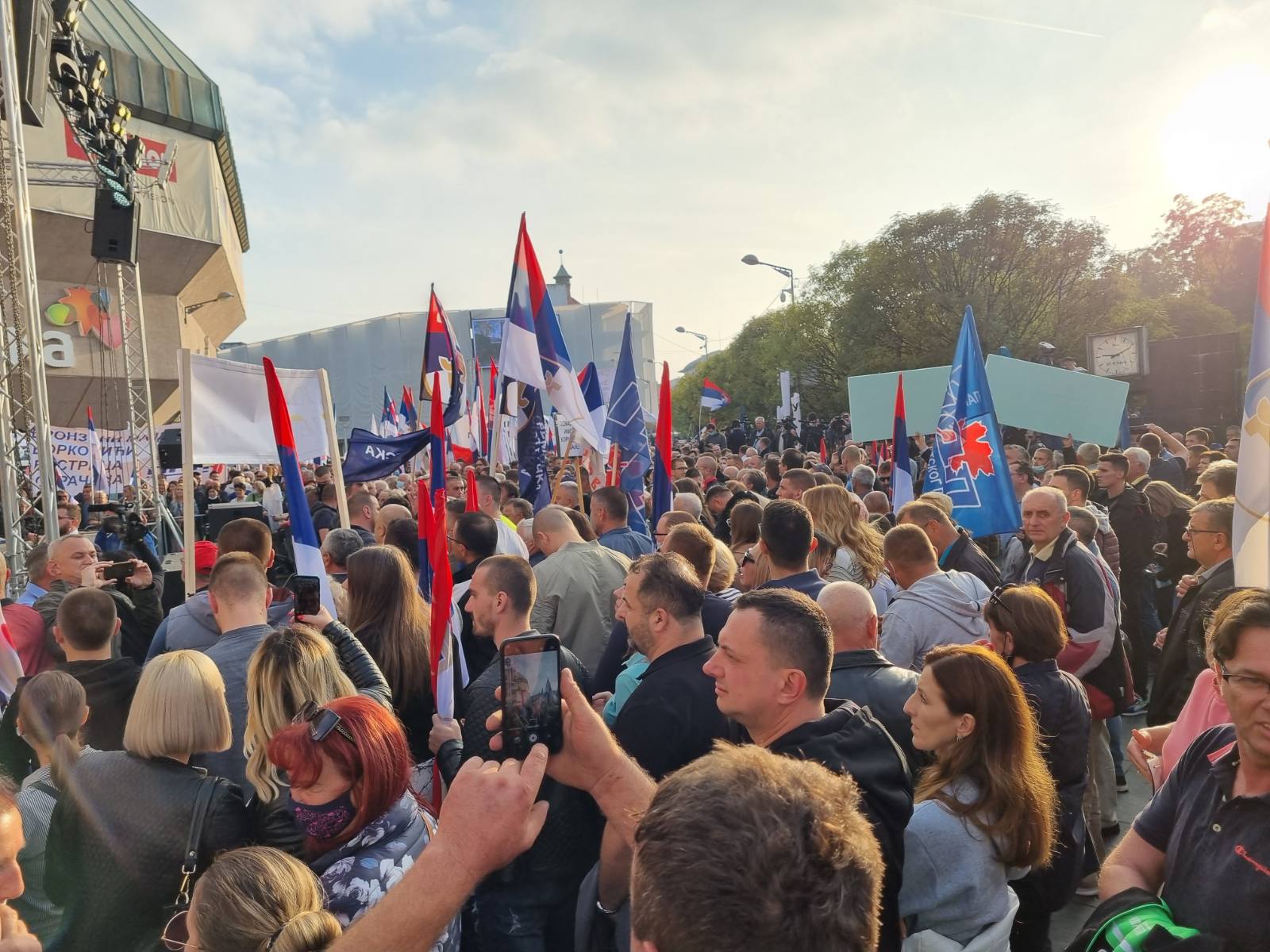 Trg Krajine se puni – građani pristižu sa svih strana (UŽIVO) Trg Krajine se puni – građani pristižu sa svih strana (UŽIVO)