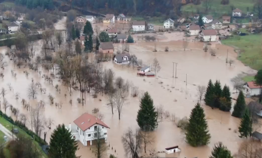 Snimci iz zraka: Naselje Kijevo u Trnovu pretvoreno u jezero (VIDEO)