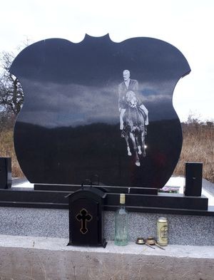  Spomenik Radomiru Stanišiću koji je umro od tuge dan nakon gašenja ergele na Borikama