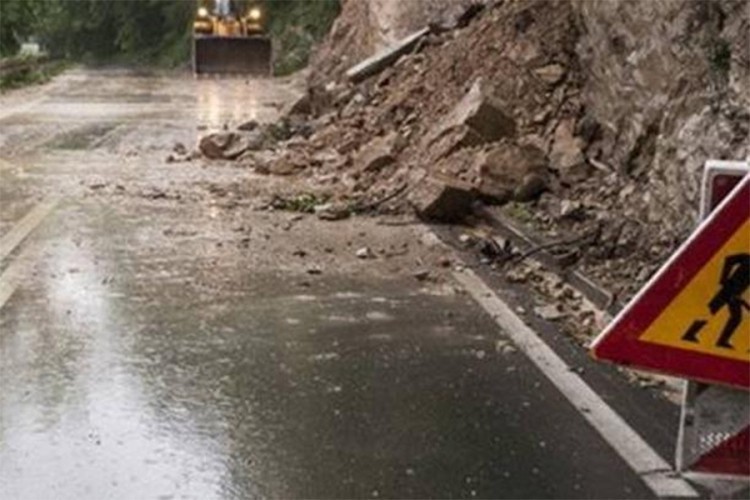 Vozači oprez: Otežan saobraćaj zbog klizišta i izlivanja vode na kolovoz