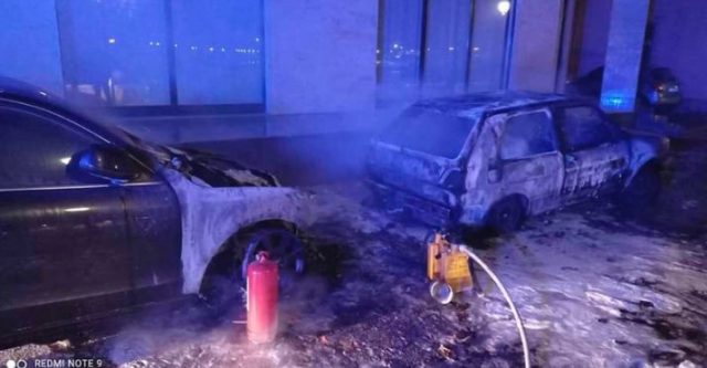 Dva vozila potpuno uništena u požaru