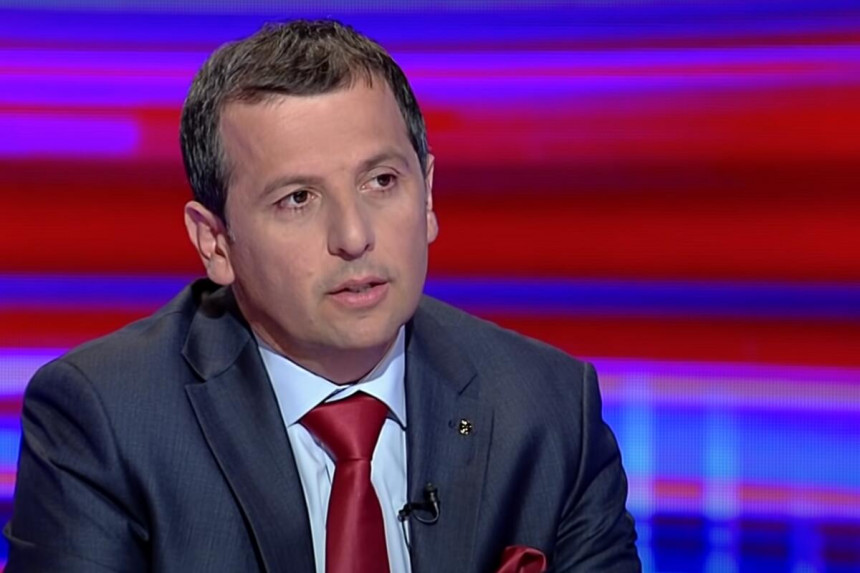Dodik se poigrava sa opstankom Srpske, samo ga Vučić može obuzdati Dodik se poigrava sa opstankom Srpske, samo ga Vučić može obuzdati