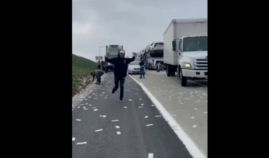 Ispadale vreće sa novcem, narod kupio na sve strane Ispadale vreće sa novcem, narod kupio na sve strane