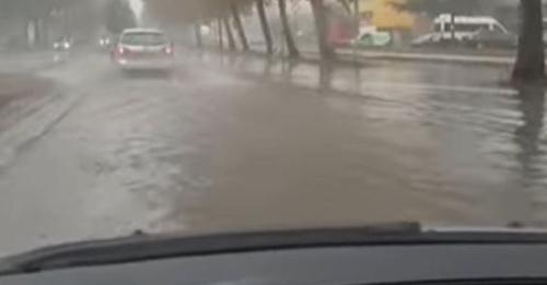 U Novom Sadu ulice poplavljene, automobili voze kroz vodu (VIDEO)