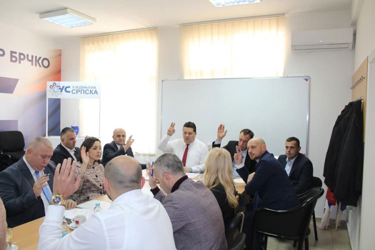 Ujedinjena Srpska poručila SNSD-u da ima svog kandidata za jednu inokosnu funkciju Ujedinjena Srpska poručila SNSD-u da ima svog kandidata za jednu inokosnu funkciju
