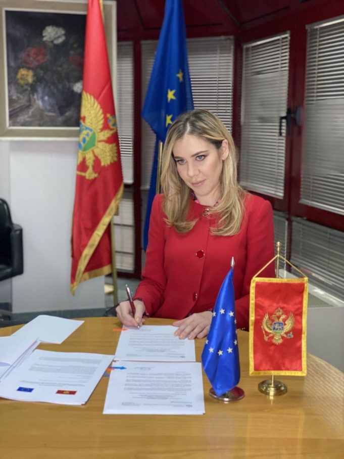Poslanici danas glasaju o smjeni ministarke Bratić, Krivokapić najavio da neće potpisati interpelacije za njeno razrješenje Poslanici danas glasaju o smjeni ministarke Bratić, Krivokapić najavio da neće potpisati interpelacije za njeno razrješenje