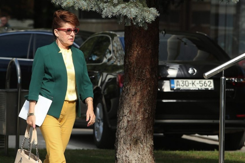 Vlada darežljiva: Ko će kome, ako neće svoj svome Vlada darežljiva: Ko će kome, ako neće svoj svome