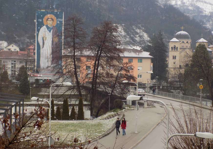 Nastavljena tradicija povodom Dana Republike Srpske: Na zgradi u Foči postavljena velika freska Svetog Stefana