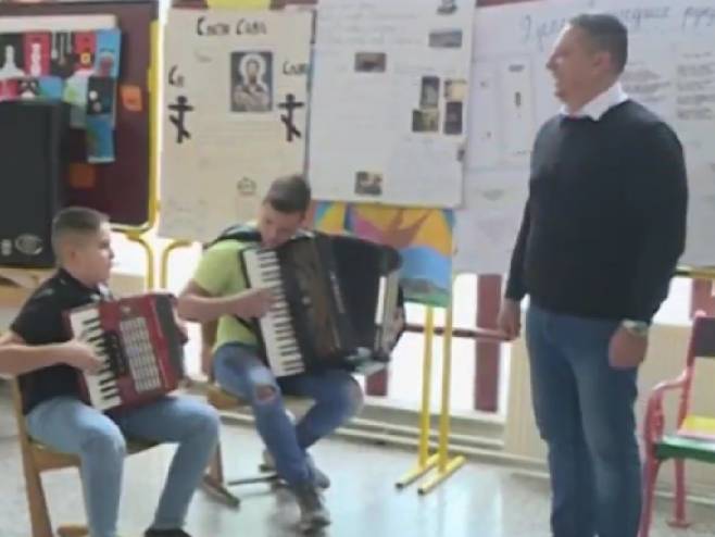 Svetosavska nagrada vođi ugljevičkog orkestra harmonika (VIDEO) Svetosavska nagrada vođi ugljevičkog orkestra harmonika (VIDEO)