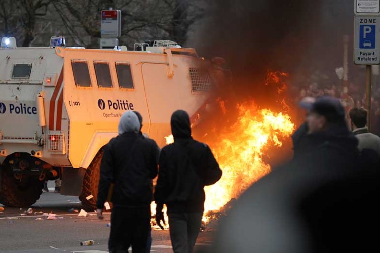 Brisel: Vodenim topom i suzavcem na demonstrante Brisel: Vodenim topom i suzavcem na demonstrante