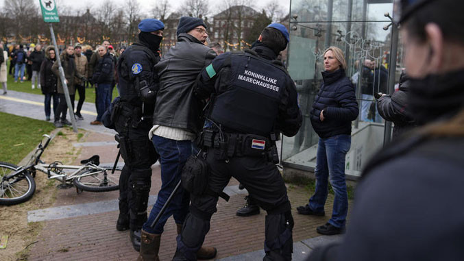 Vodenim topovima i psima na demonstrante u Amsterdamu