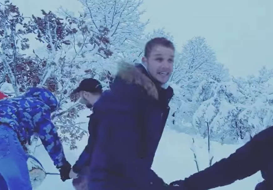 Stanivuković kroz duboki snijeg izvlačio veliki Badnjak (VIDEO)