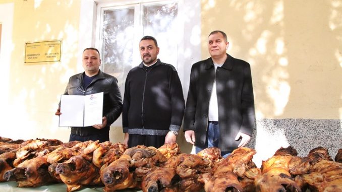 Nevesinjski humanista Milan Zurovac poklonio 24 božićne pečenice u Trebinju