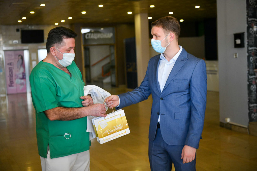 Stanivuković darivao prvorođenu bebu u Banjaluci Stanivuković darivao prvorođenu bebu u Banjaluci