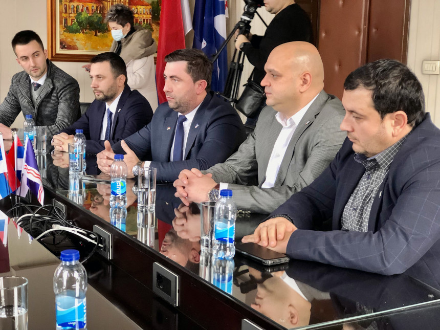 Petrović sa predstavnicima opština sa Kosova Petrović sa predstavnicima opština sa Kosova