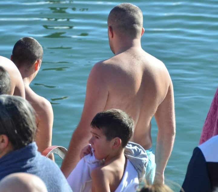 Povodom Bogojavljenja, sa osam godina u hladnoj vodi jezera Desivoje Povodom Bogojavljenja, sa osam godina u hladnoj vodi jezera Desivoje
