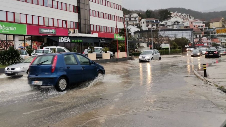 Poplavljeni dijelovi Herceg Novog, ulice prekrivene vodom (FOTO)