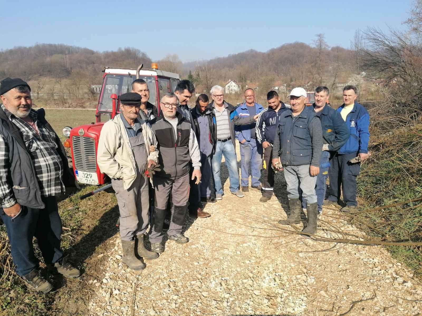 Načelnik za primjer: Sa građanima u akciji čišćenja i uređenja groblja “Vinogradi” i pristupnog puta. Načelnik za primjer: Sa građanima u akciji čišćenja i uređenja groblja “Vinogradi” i pristupnog puta.