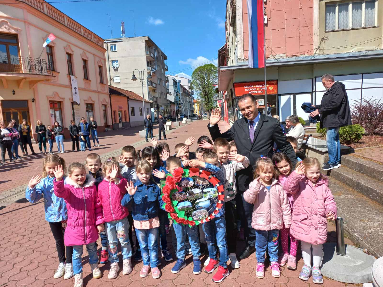 Šamac: Povodom Dana opštine mališani posjetili načelnika Đorđa Milićevića Šamac: Povodom Dana opštine mališani posjetili načelnika Đorđa Milićevića