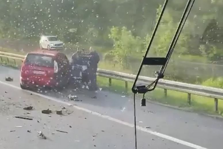 Dijelovi automobila razbacani po asfaltu (VIDEO)