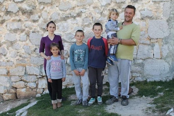 Selo Brestice kod Bileće: U dvije kuće desotoro djece