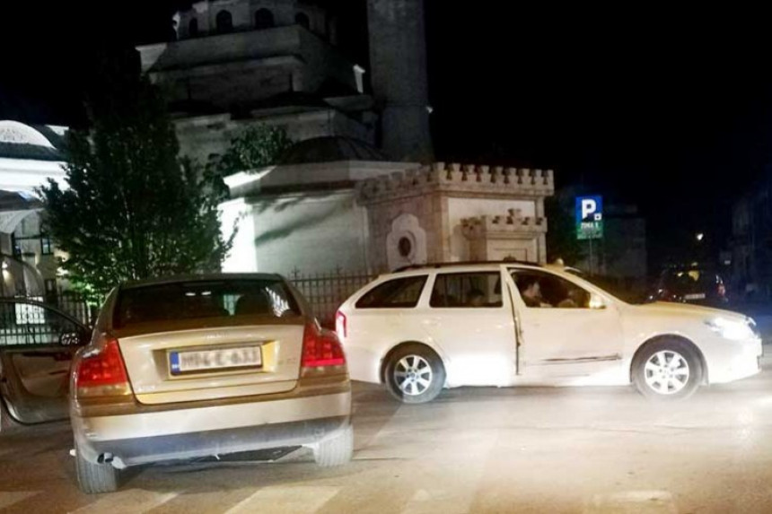 Sudar u Banjaluci: Vozila završila na ogradi Ferhadije Sudar u Banjaluci: Vozila završila na ogradi Ferhadije