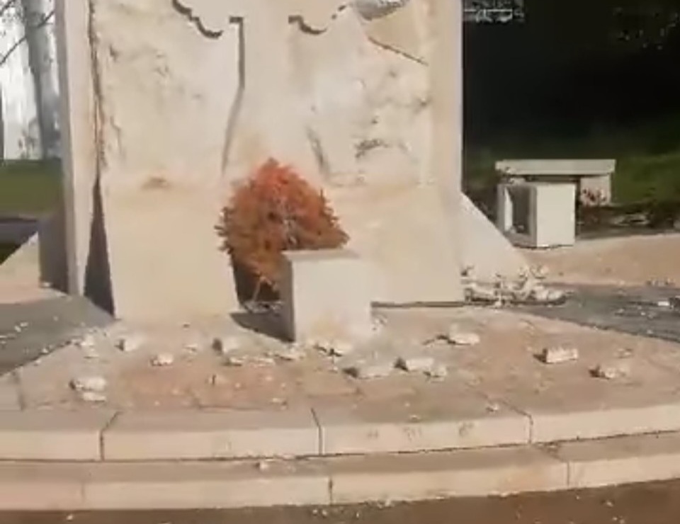 Bileća: Oštećen spomenik u Ravnogorskom parku (VIDEO) Bileća: Oštećen spomenik u Ravnogorskom parku (VIDEO)