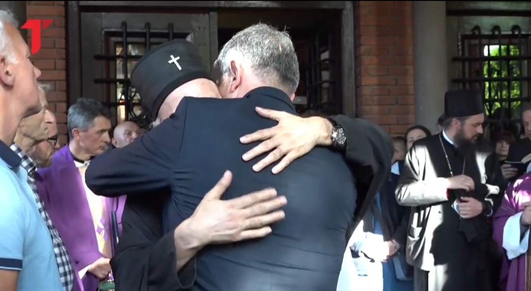 Patrijarh Porfirije izgrlio oca Mateja Periša: Dragi brate… Patrijarh Porfirije izgrlio oca Mateja Periša: Dragi brate…