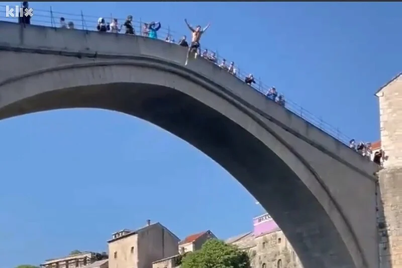 Pogledajte neuspjeli skok sa Starog mosta Amerikanca kojeg su Mostarci spasili od utapanja Pogledajte neuspjeli skok sa Starog mosta Amerikanca kojeg su Mostarci spasili od utapanja