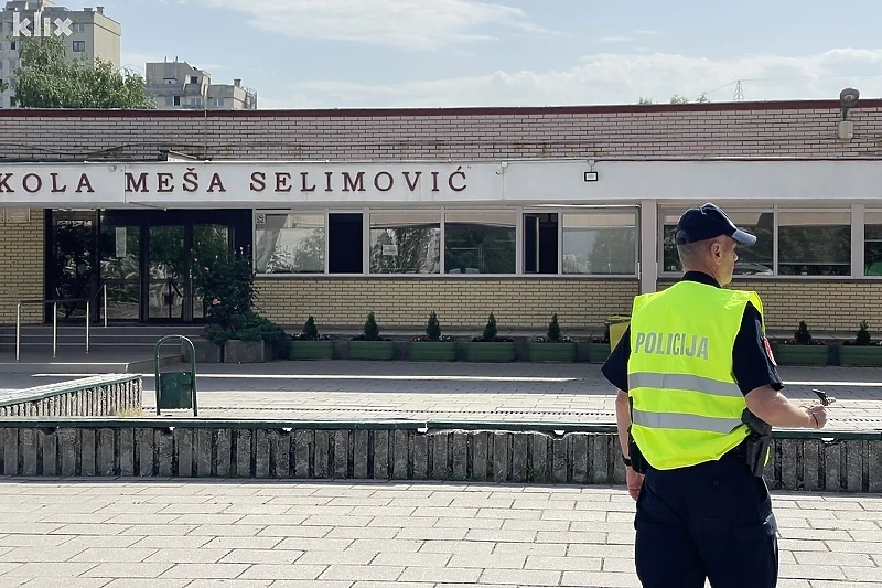 Širom Sarajeva stigle dojave o bombama u osnovnim školama, policija na terenu