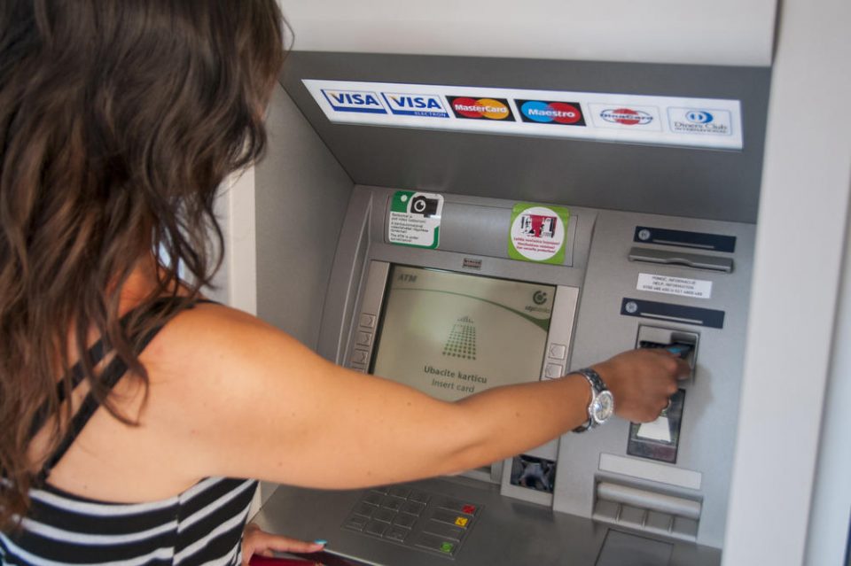 Podizanje gotovine: Korištenje tuđeg bankomata košta i više od 20 KM