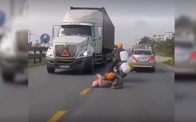 Pogledajte kako je majka u posljednjem trenutku spasila život svojoj bebi (VIDEO)