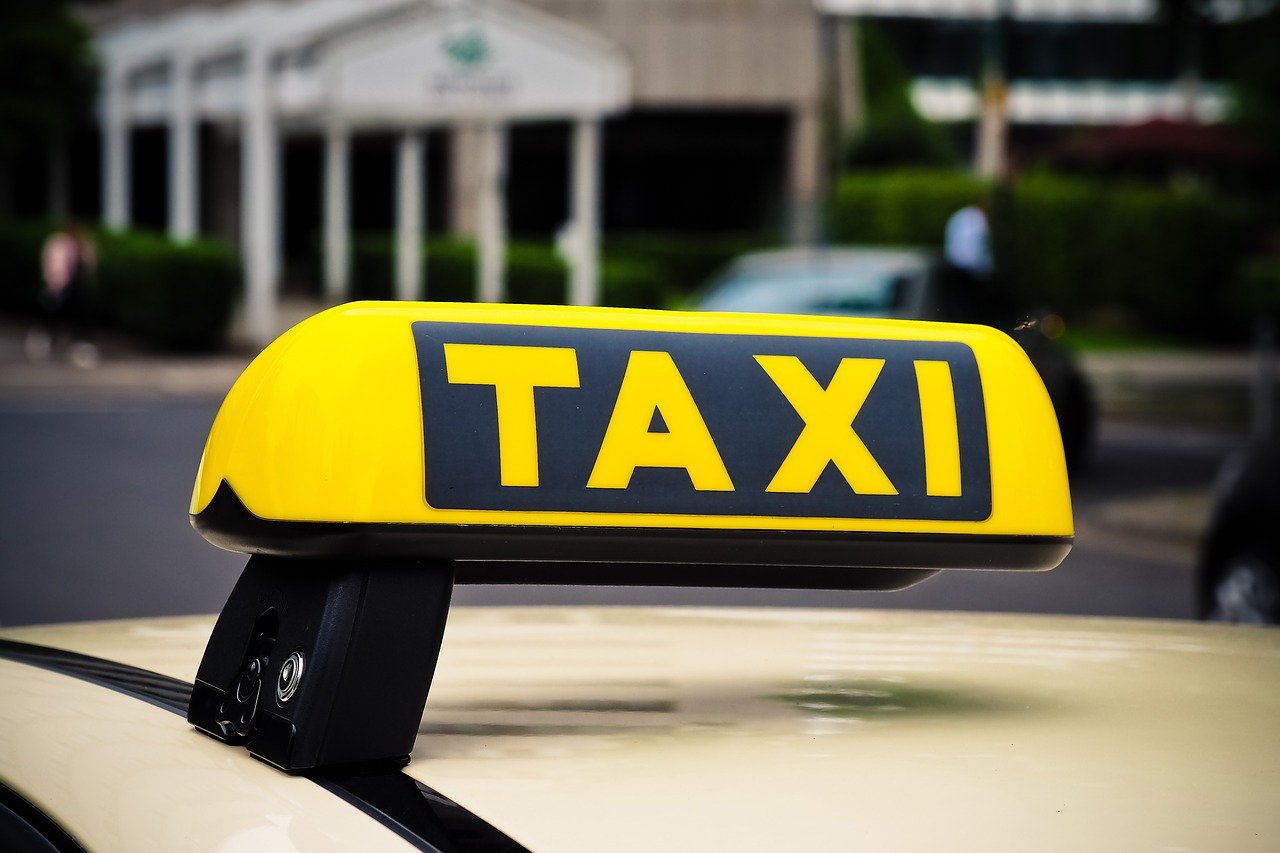 Policija kažnjava banjalučke taksiste koji “kupe” putnike na Aerodromu