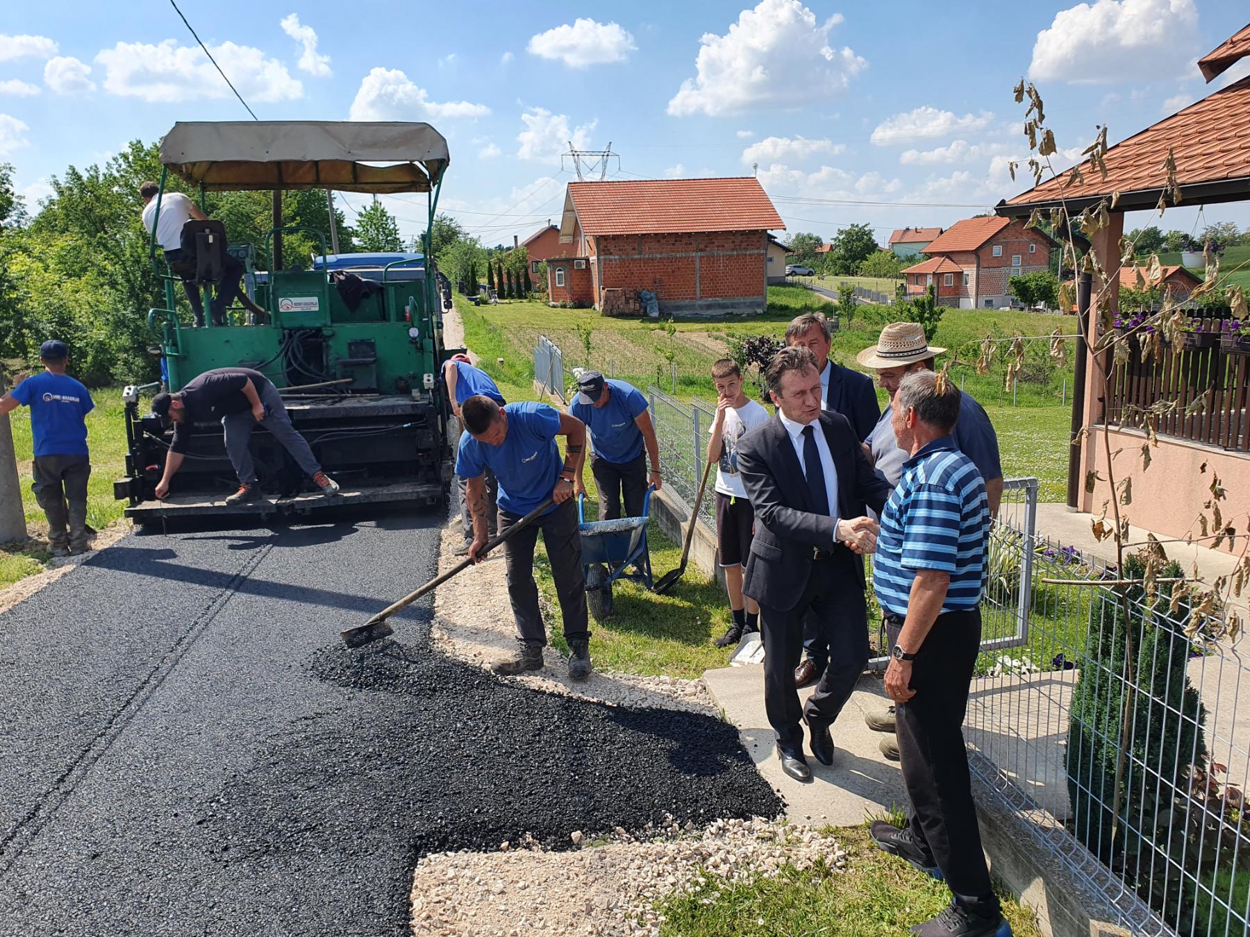 Pod asfaltom 600 metara puta: Načelnik Ugljevika posjetio radove u Donjem Zabrđu Pod asfaltom 600 metara puta: Načelnik Ugljevika posjetio radove u Donjem Zabrđu