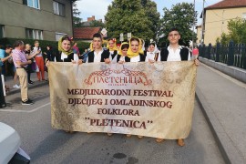 Na festivalu “Pletenica” u Bijeljini učestvovao 1.200 mladih folkloraša Na festivalu “Pletenica” u Bijeljini učestvovao 1.200 mladih folkloraša