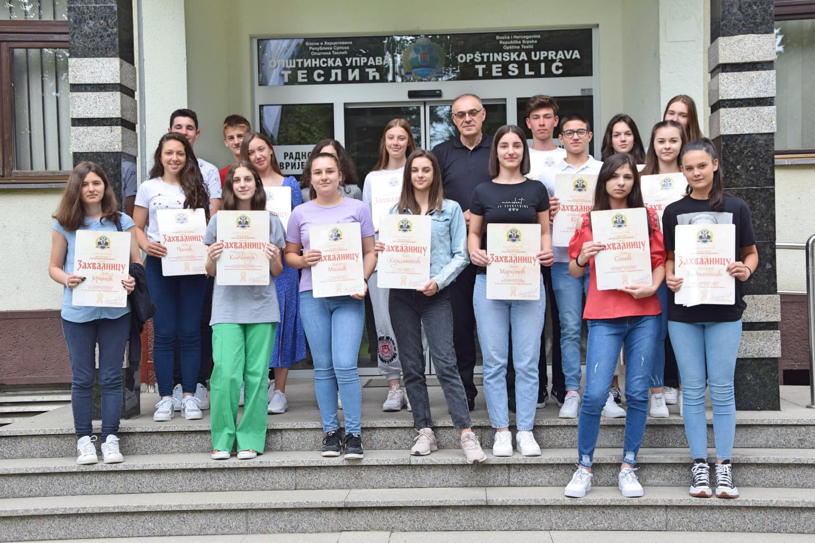 Teslić: Učenici generacije i dobitnici diplome „Vuk Karadžić“ na prijemu kod načelnika Teslić: Učenici generacije i dobitnici diplome „Vuk Karadžić“ na prijemu kod načelnika
