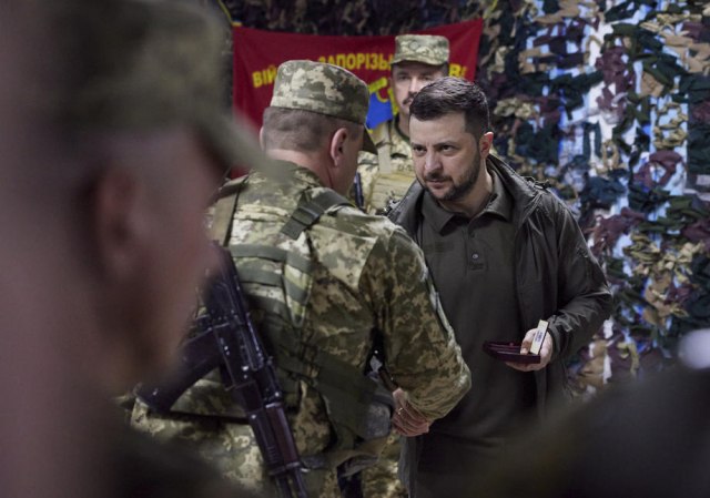 Ukrajinska vojska krenula na Zelenskog? “Obezglaviće svakog ko hoće da rasparča Ukrajinu”