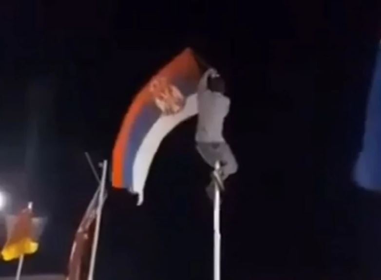 Mladić se popeo na jarbol i skinuo srpsku zastavu koja je bila istaknuta zbog festivala