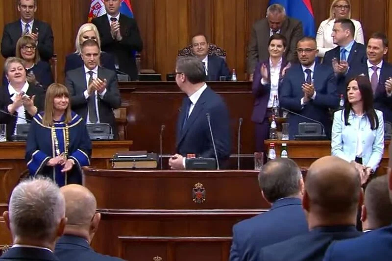 Hit na mrežama: Dačić sjedi sve dok ga Vučić ne pogleda