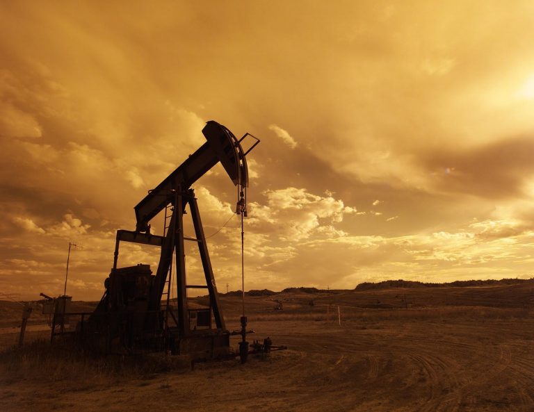Zbog jačanja dolara oštar pad cijena nafte u svijetu