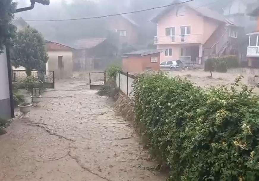 U Čeliću proglašeno stanje prirodne nesreće: Poplavljeno najmanje 200 objekata, voda nosila automobile (VIDEO)
