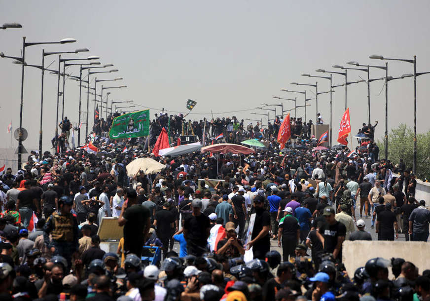 Eskalacija nezadovoljstva građana: Demonstranti u Bagdadu upali u parlament (VIDEO, FOTO)