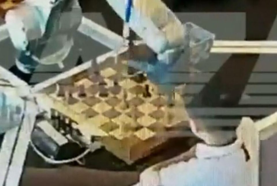 Jeziva scena na šahovskom turniru: Dječak igrao protiv robota i mašina mu slomila prst (18+)