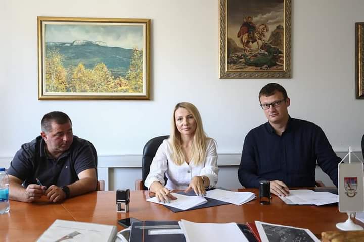 Načelnik Istočne Ilidže Marinko Božović potpisao ugovor o izgradnji fekalne kanalizacije u naselju Vojkovići – Krupac Načelnik Istočne Ilidže Marinko Božović potpisao ugovor o izgradnji fekalne kanalizacije u naselju Vojkovići – Krupac