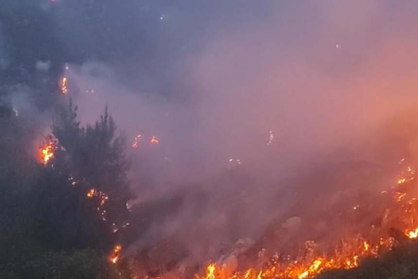 Aktivan požar između CG i BiH, teren nepristupačan